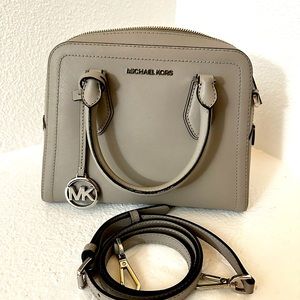 Micheal Kors handbag with crossbody strap in the color grey